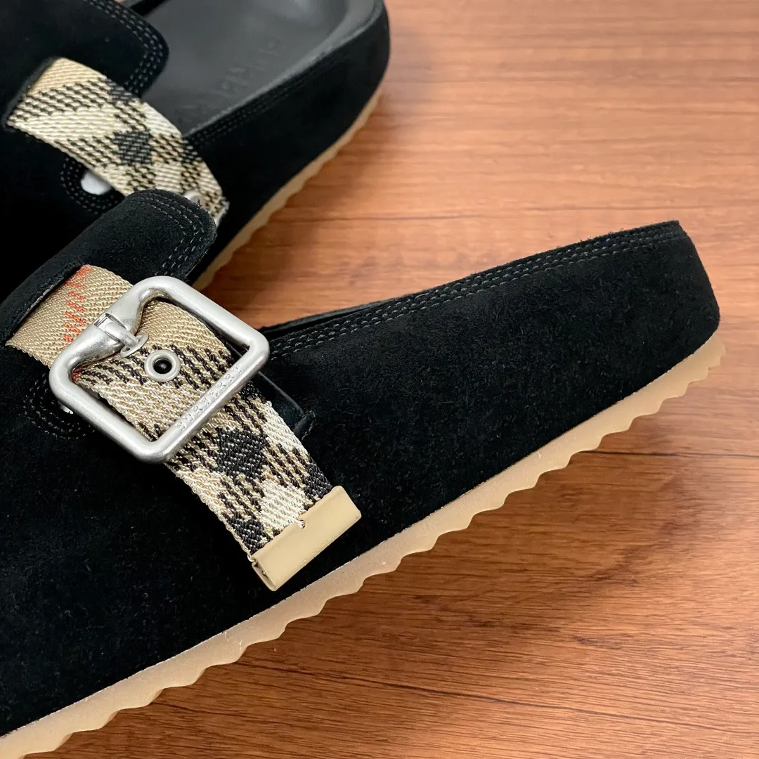 Men's Men's Shoes 💰360 [New Style] 🐝🐝Burberry New Burberry - Men's Checked Leather Urchin Half-Flop Sandal Made of soft suede cowhide and calfskin, these half-flop sandals feature an adjustable B-shaped buckle strap and are decorated with the signature sand-colored Burberry check in jacquard worsted. The upper wraps around the midsole and is paired with a sole made of the same upper material with an embossed logo on the heel and a wavy rubber outsole embellished with the Burberry lettering. Fashionable and casual! Comes with full set of original packaging dust bag! Code number: 39-40-41-42-43-44 standard code (38/45 can be customized and returns and exchanges are not supported)